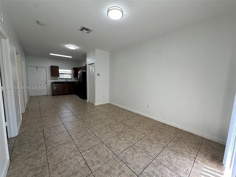1035 NE 10th Ave #1 — Photo 5