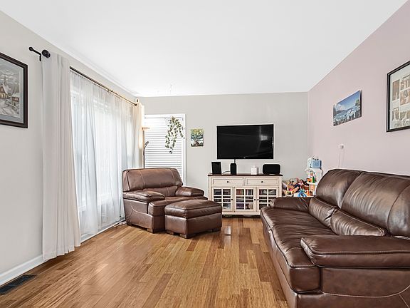 3rd image of 841 N Prater Ave