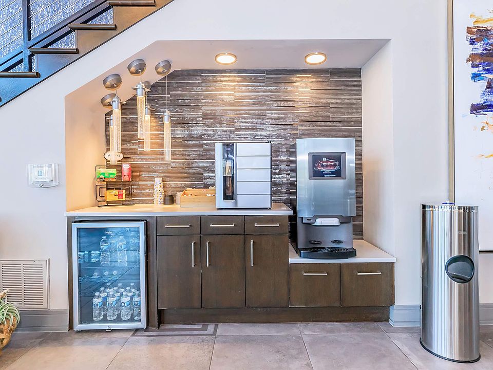 Boutique Hotel-style Lobby with WiFi & Coffee Machine