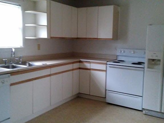 3rd image of 415 Louden St