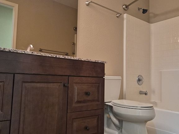 4th image of 923 Ranchview Cir