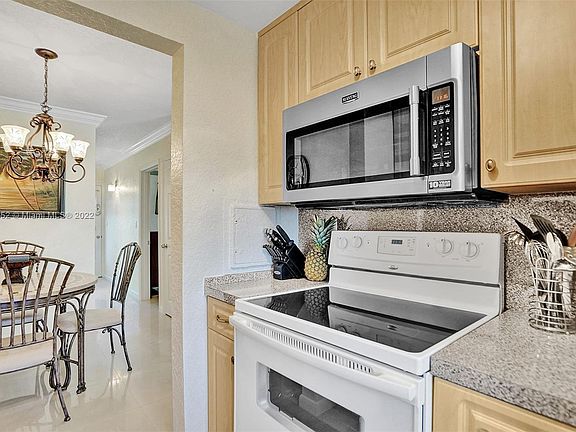 4th image of 17090 NE 14th Ave APT 206