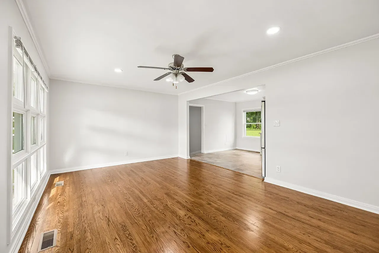 4 bed, 1374 sqft, $1,900 — Photo 4