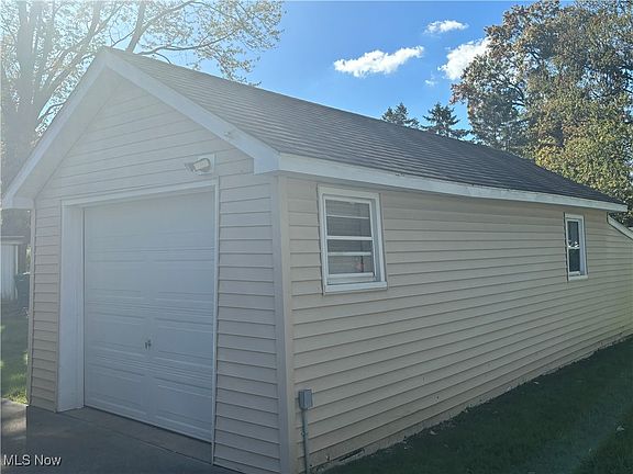 3rd image of 182 Lockwood St