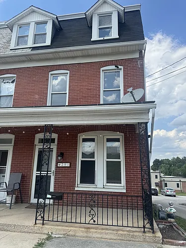 251 E Maple St Photo 1