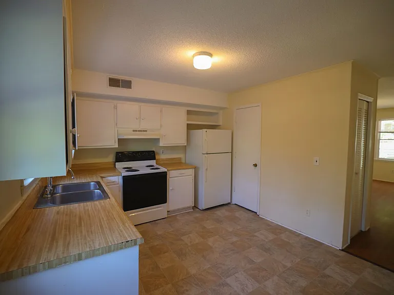 224 Charleston Ave — Photo 7