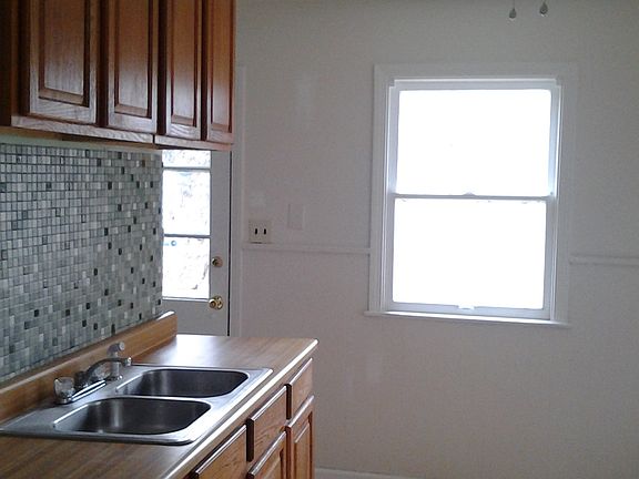 3rd image of 2912 Woodland Ave