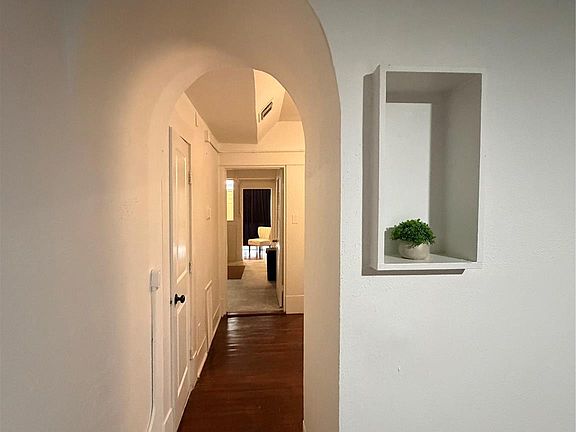 5th image of 402 Hyde Park Blvd #1