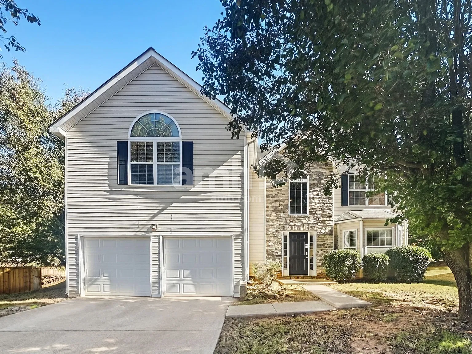 3 bed, 2.5 bath, 2309 sqft, $2,220 — Photo 1