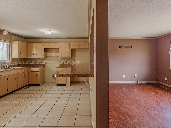 3rd image of 950 N Pine St