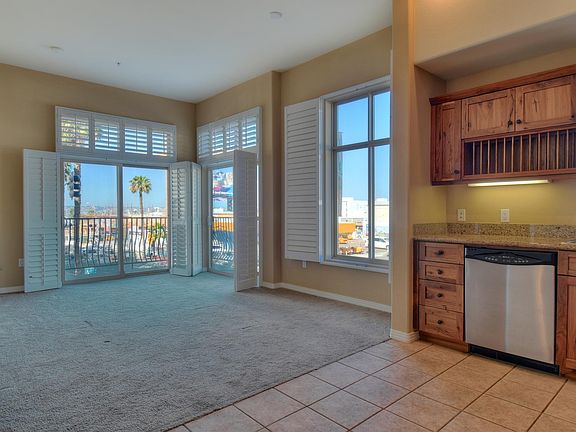 2nd image of 801 W Hawthorn St Unit 102
