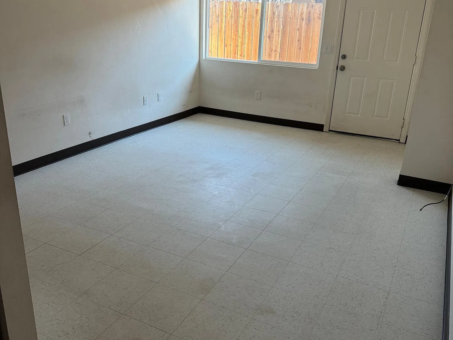 632 W Commercial Ave — Photo 3