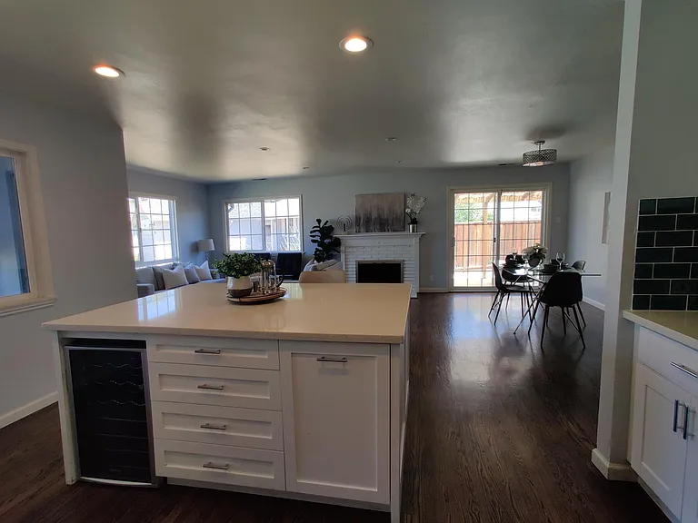 806 Carmel Ct — Photo 2
