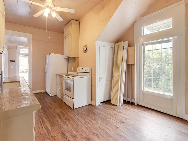 814 Clarendon St — Photo 10
