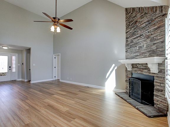4th image of 3661 Fox Tail Dr