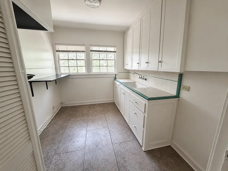 335 1/2 Boulevard St — Photo 11