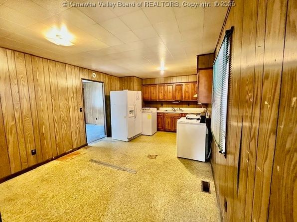 161 Kanawha Ave, Smithers, WV 25186