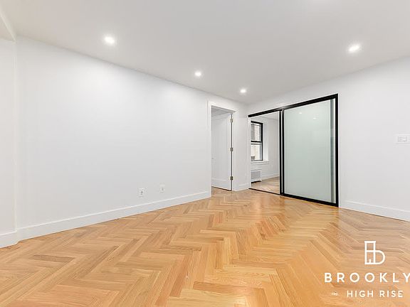 4th image of 11 Crooke Ave #D2