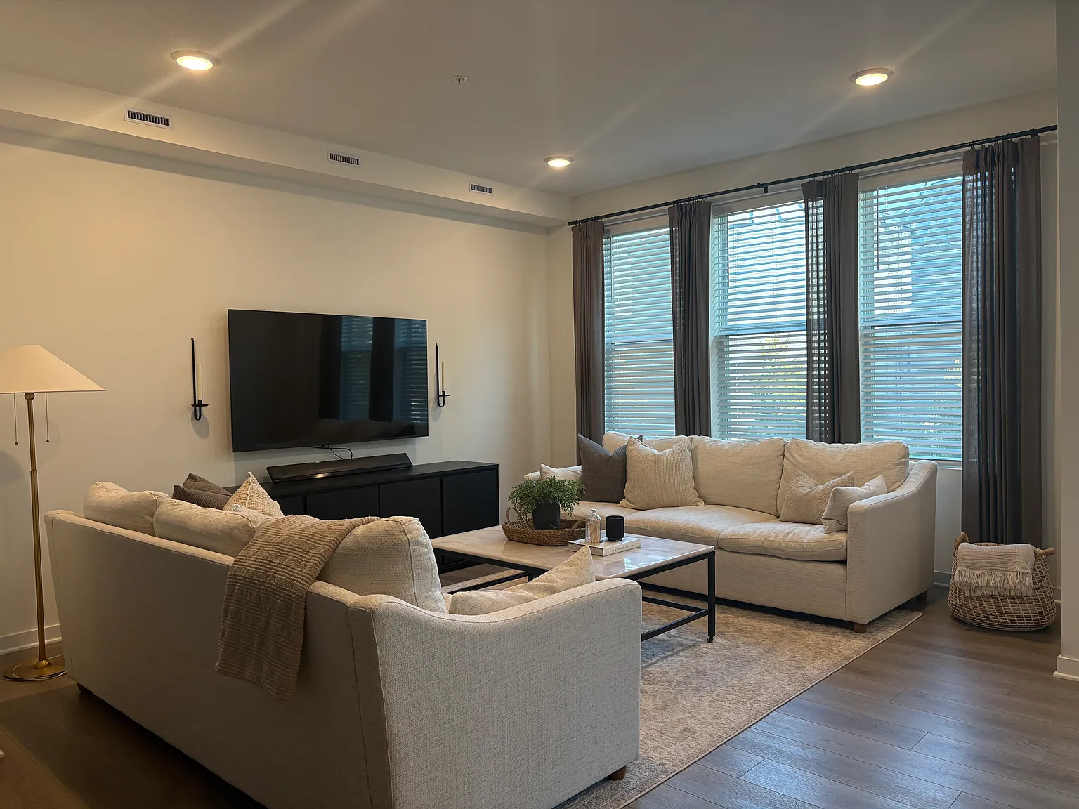3 bed, 1900 sqft, $2,950 — Photo 2