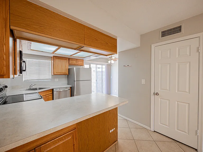 1055 W 5th St #18 — Photo 8
