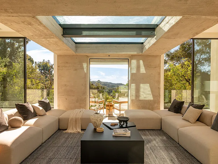 12752 Mulholland Dr — Photo 31