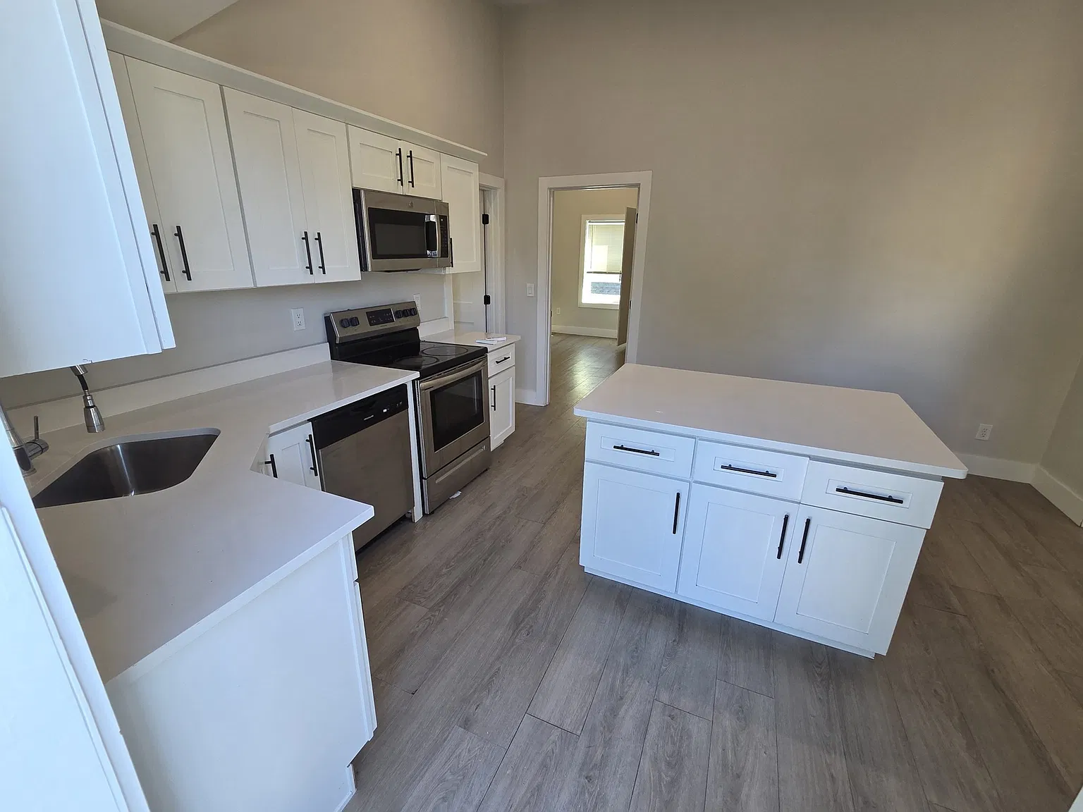 3 bed, 3.0 bath, 1200 sqft, $3,600 — Photo 3