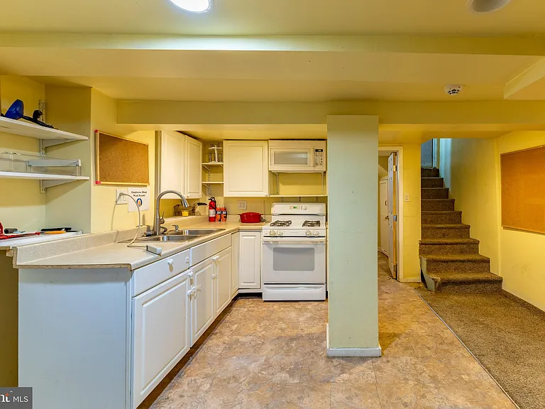 2216 Georges Ln — Photo 35