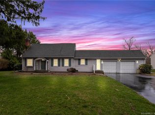 34 Farmstead Ln, Farmington, CT 06032