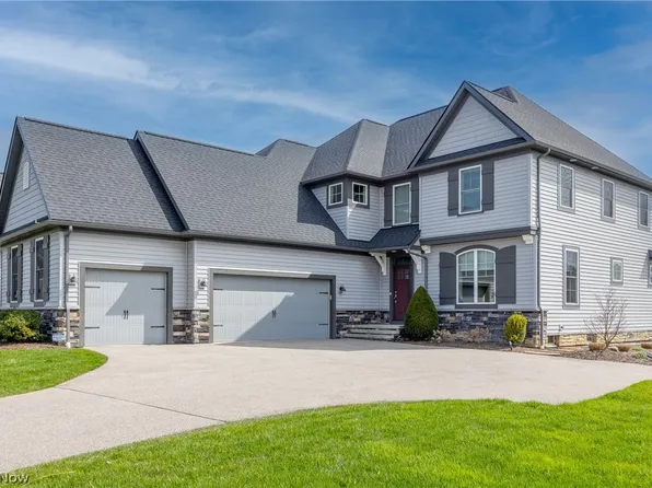 17567 Gates Landing Dr, Chagrin Falls, OH 44023