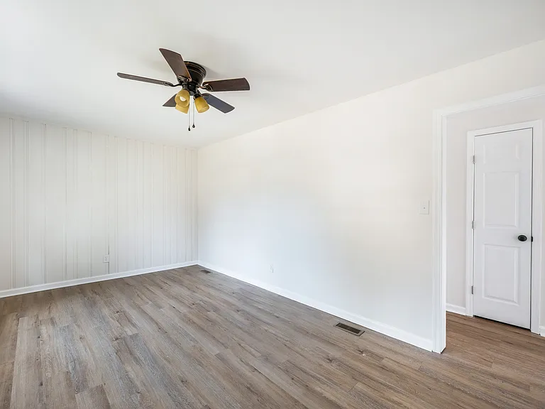 242 Newcomb Dr — Photo 5