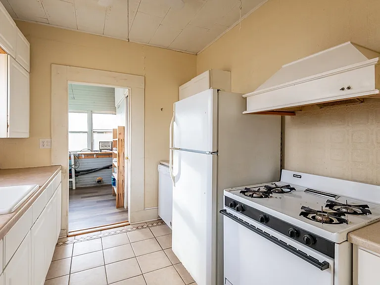220 S Lewis St — Photo 11