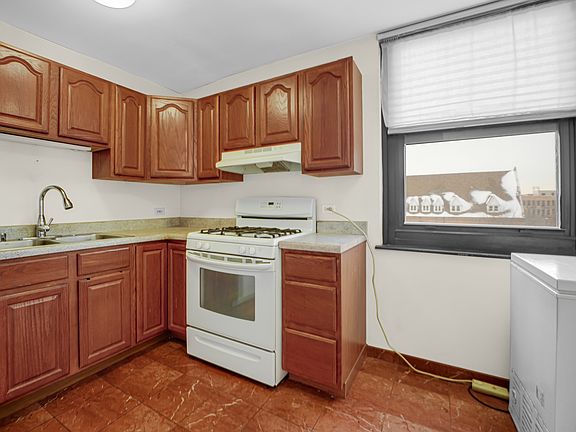 4th image of 2605 S Indiana Ave Unit 402