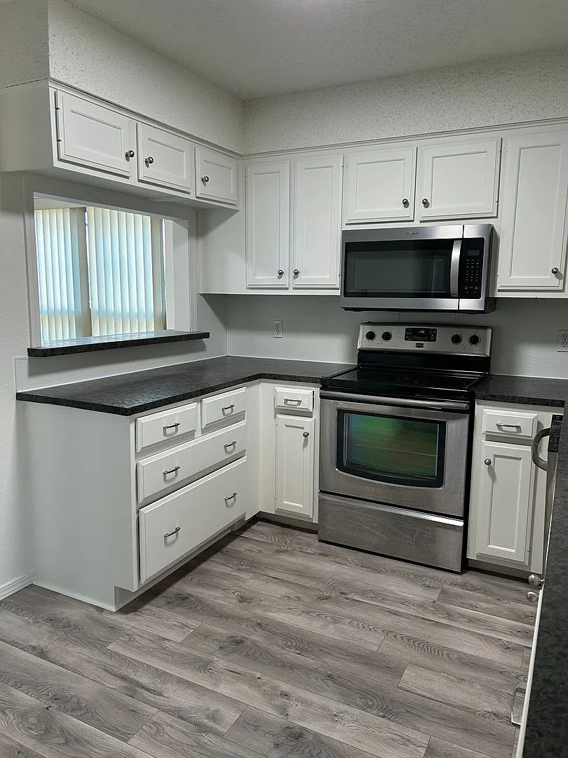 Beautiful Duplex in Esmond Estates — Photo 4