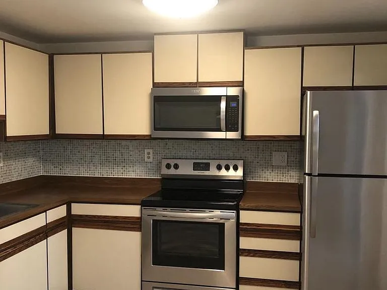 20520 Strath Haven Dr — Photo 2