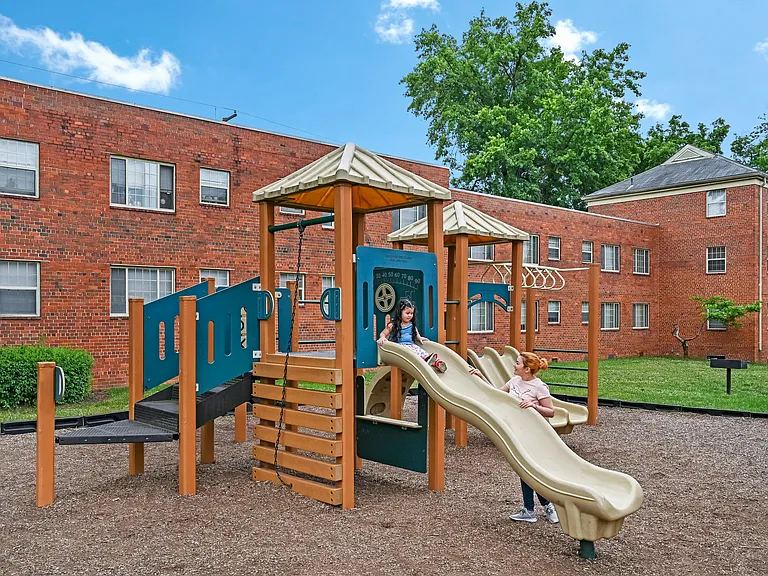 Hamilton Manor — Photo 15