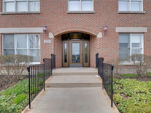 2nd image of 200 N River Ln Unit 309