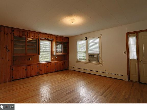 5th image of 42 E Pine St