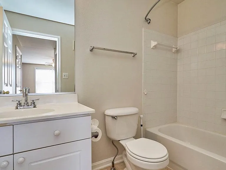 Bedroom 3 bathroom (located in bedroom 3 suite)