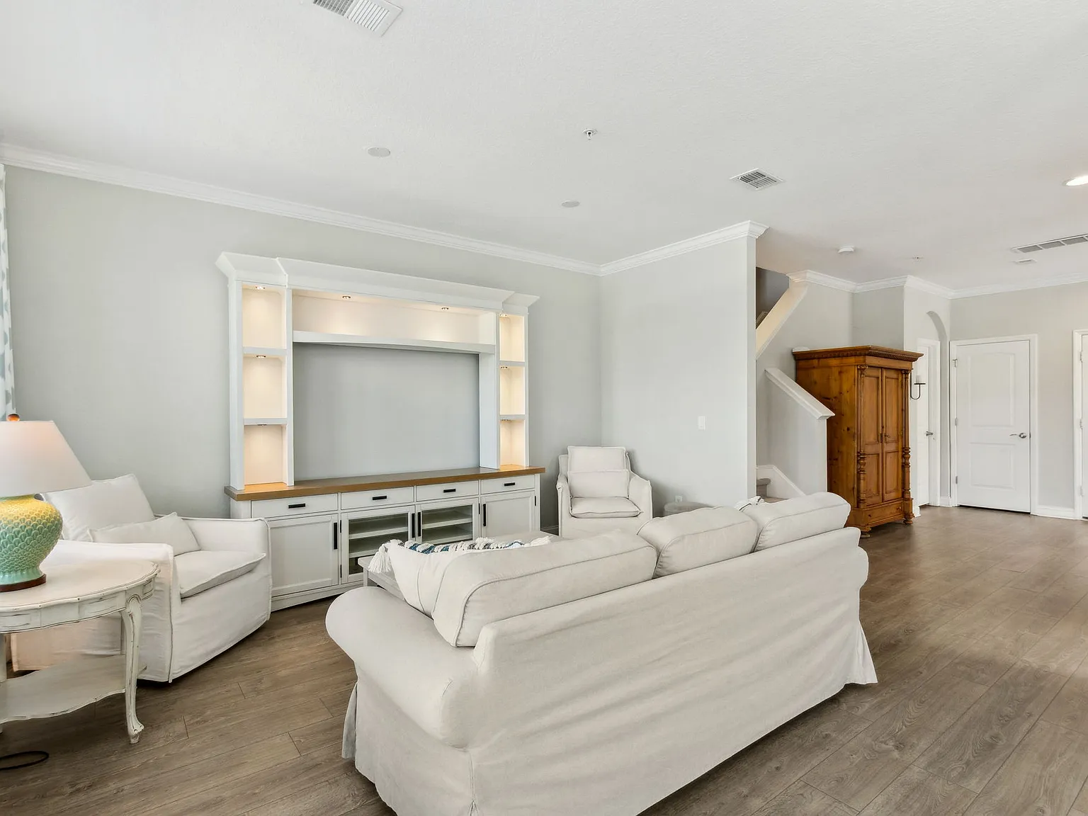 3 bed, 2.5 bath, 1992 sqft, $3,400 — Photo 3