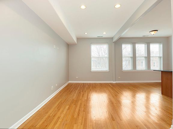 4th image of 2941 W Belle Plaine Ave #3C