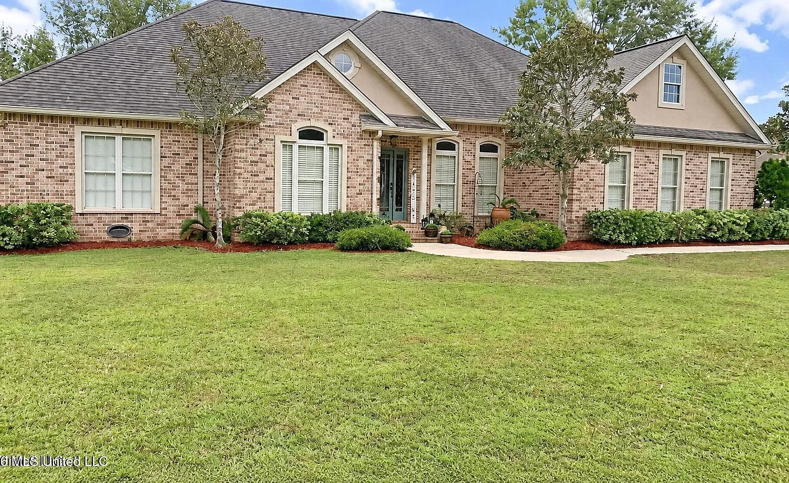 4 bed, 2.5 bath, 2301 sqft, $2,500 — Photo 1