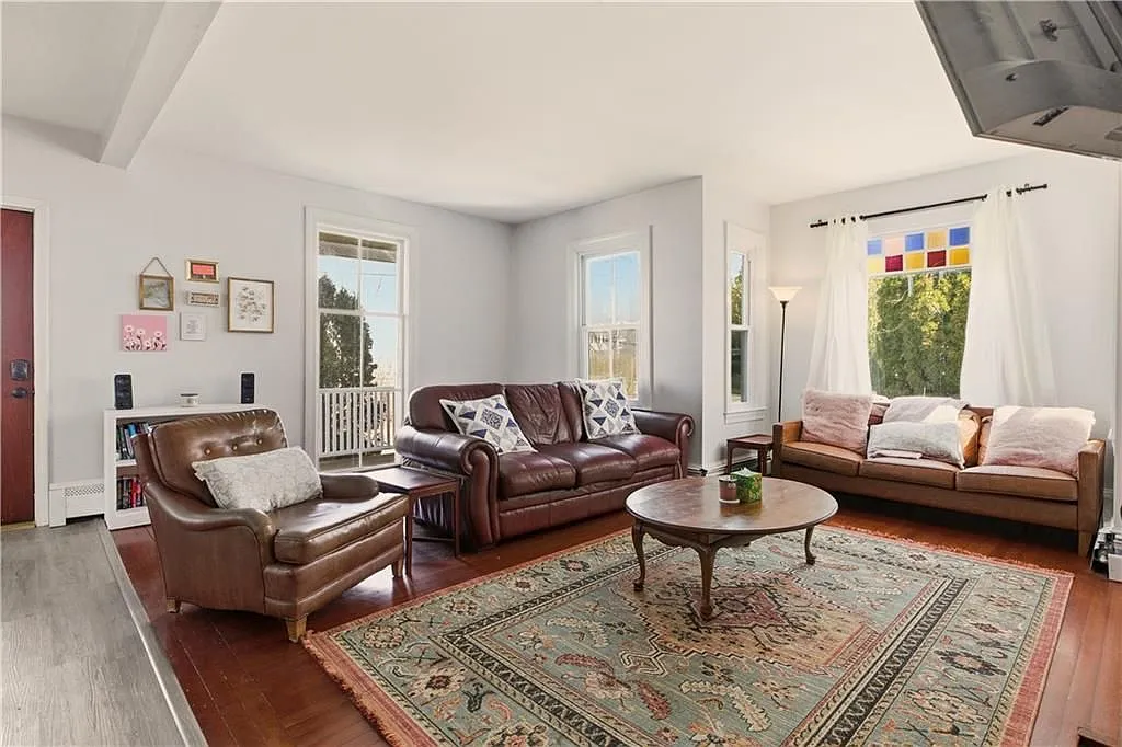 5 bed, 2.0 bath, 2023 sqft, $3,975 — Photo 3