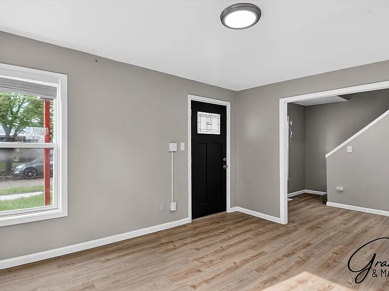 11319 Chalmers Ave — Photo 3