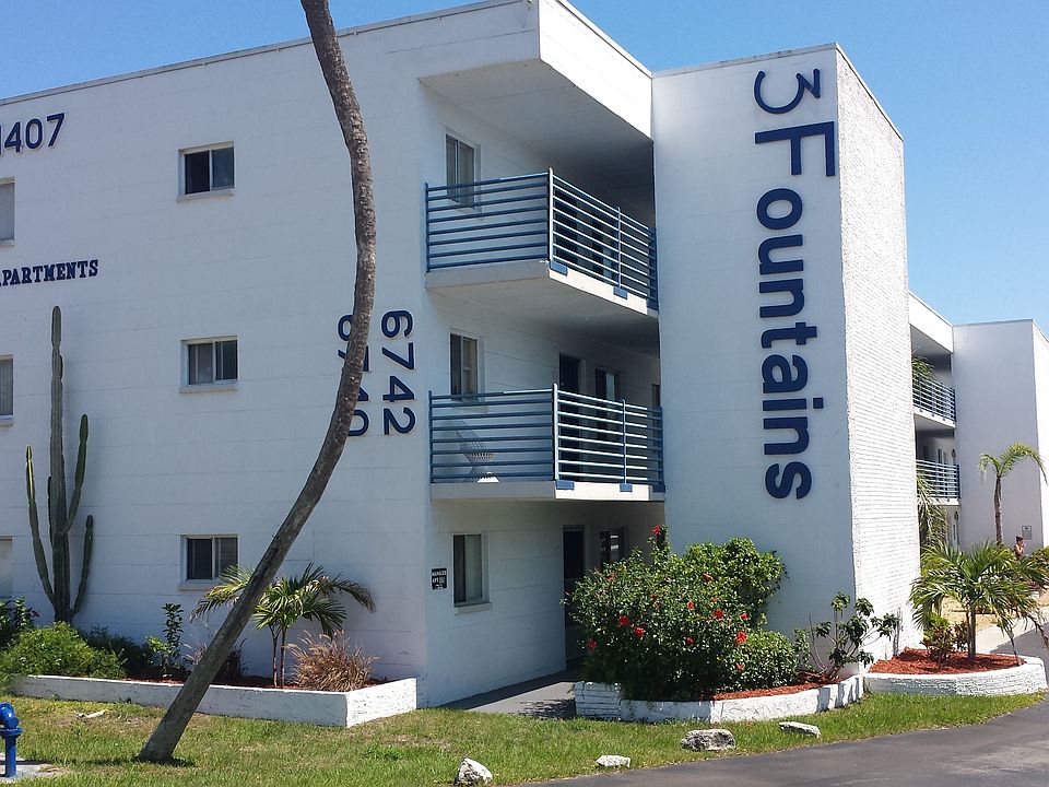 3 Fountains Entrance