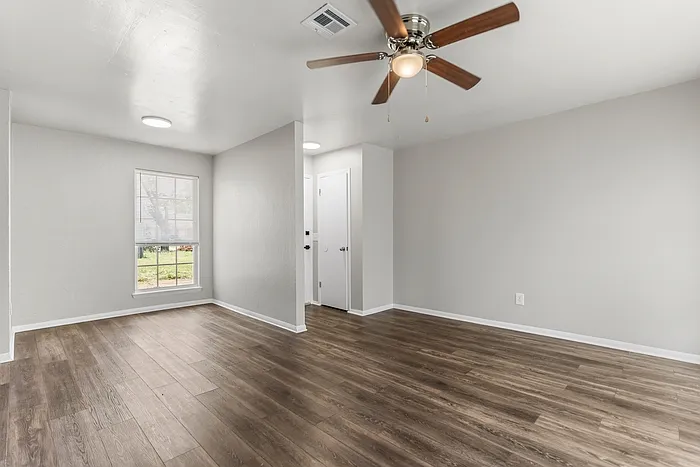 4 bed, 1.0 bath, 1320 sqft, $1,549 — Photo 3