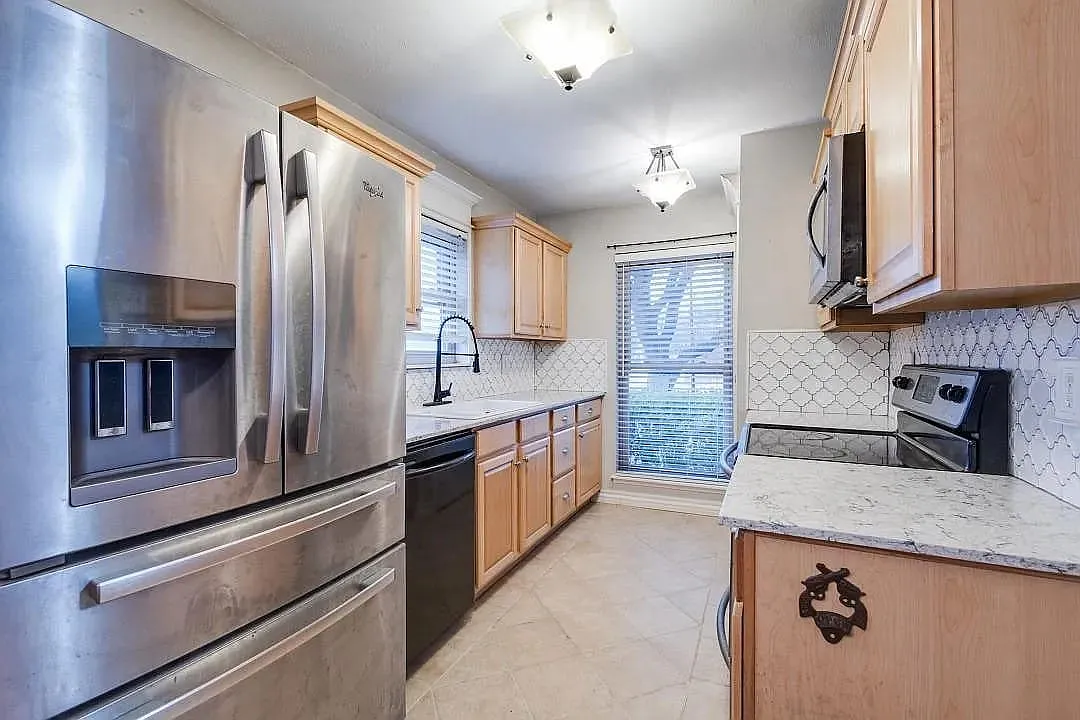 3 bed, 2.0 bath, 1328 sqft, $2,000 — Photo 2