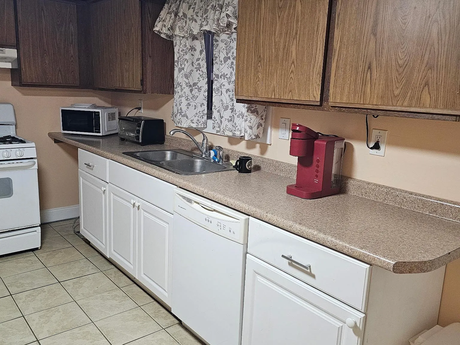 3 bed, 1.0 bath, 1200 sqft, $2,200 — Photo 3