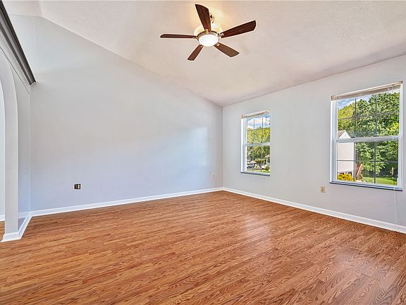 5th image of 671 Peregrine Dr