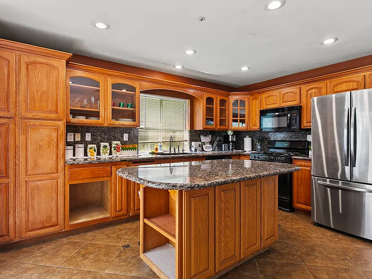 14033 Yorktown Ct — Photo 8