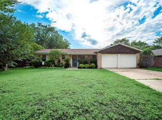 107 Briarwood Dr, Kennedale, TX 76060